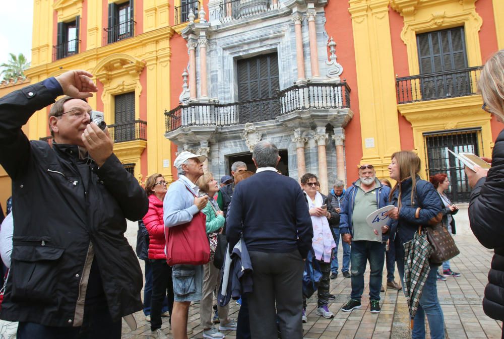 Hasta 4.000 turistas llegados en dos cruceros han pasado una jornada marcada por la lluvia este martes, durante su escala en la capital de la Costa del Sol