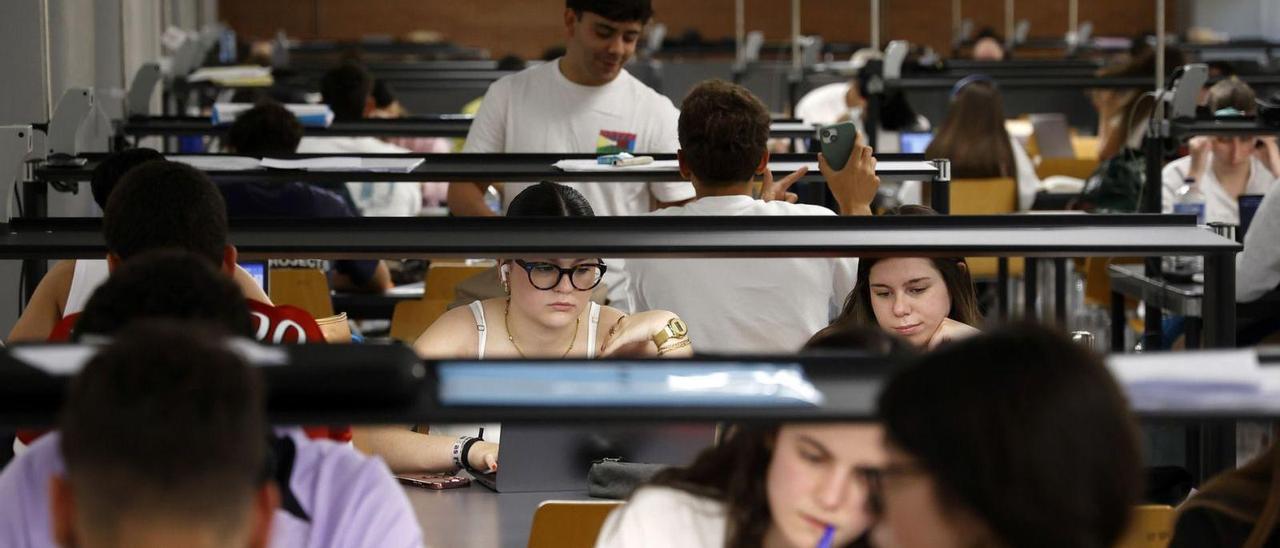 La biblioteca del campus de Pontevedra ayer bullía de actividad, sin un solo hueco libre.