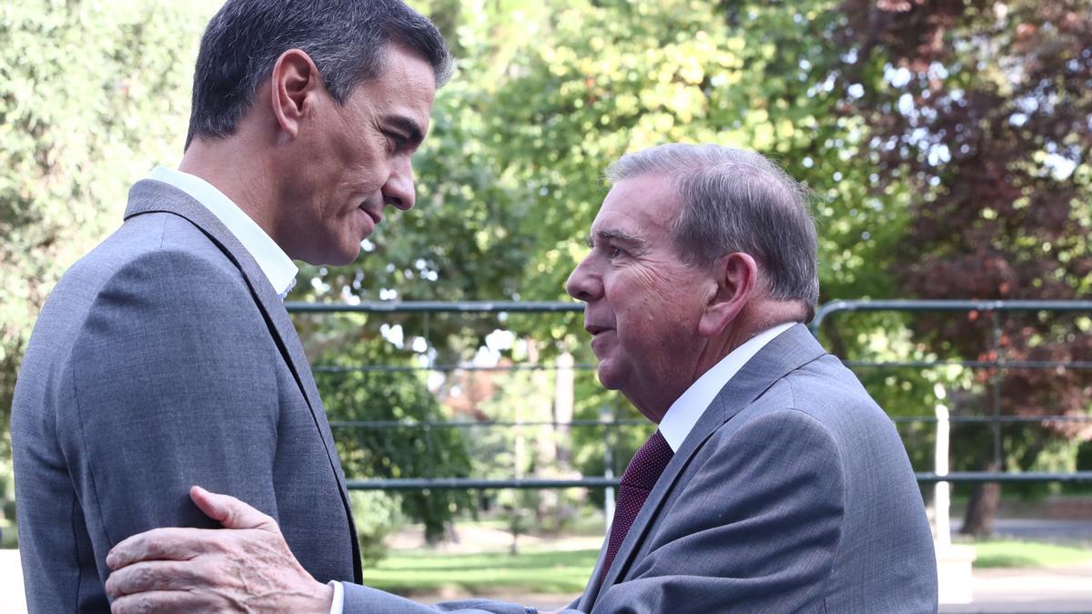 Pedro Sánchez y Edmundo González, en su reunión en Moncloa.