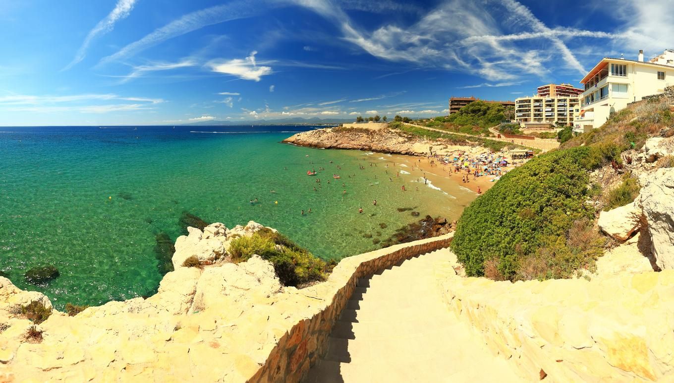 Disfruta de las calas de la Costa Dorada en Salou.