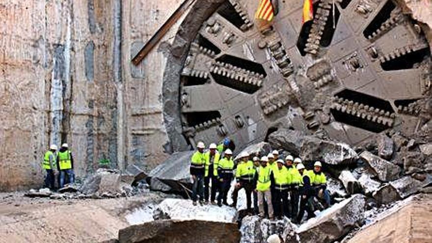 Un grup de treballadors davant d&#039;una tuneladora a l&#039;aeroport del Prat