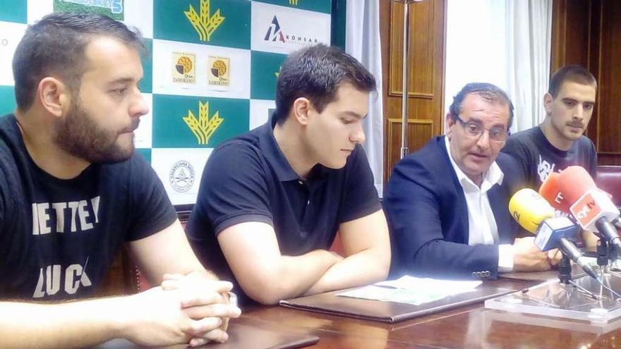 Organizadores y colaboradores de la actividad durante su presentación en Caja Rural.