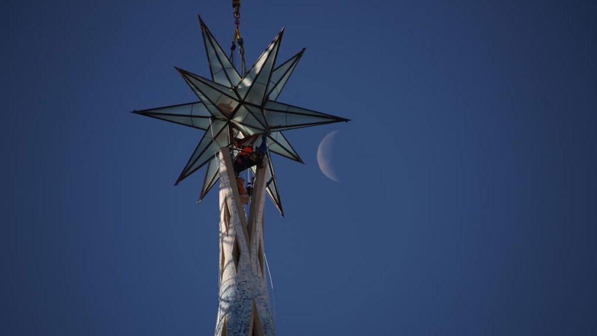 La Sagrada Familia corona la torre de la Virgen con una estrella de doce puntas.