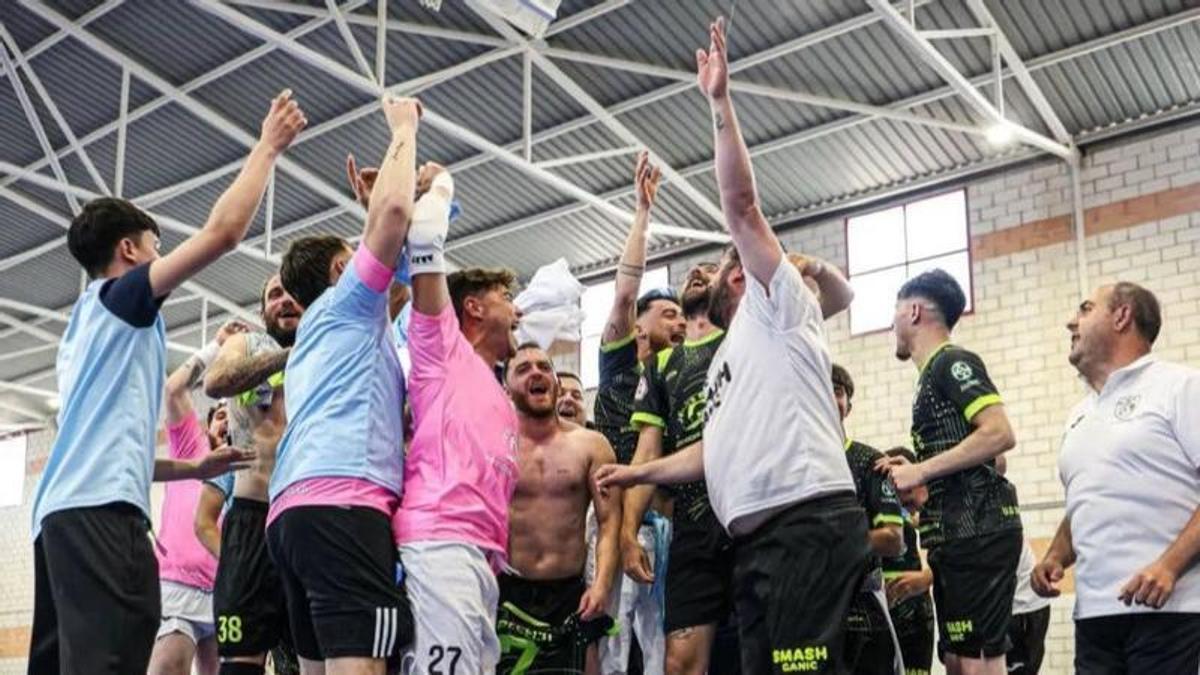 Los jugadores del Bambatam Rena festejan la consecutición del título de Tercera.
