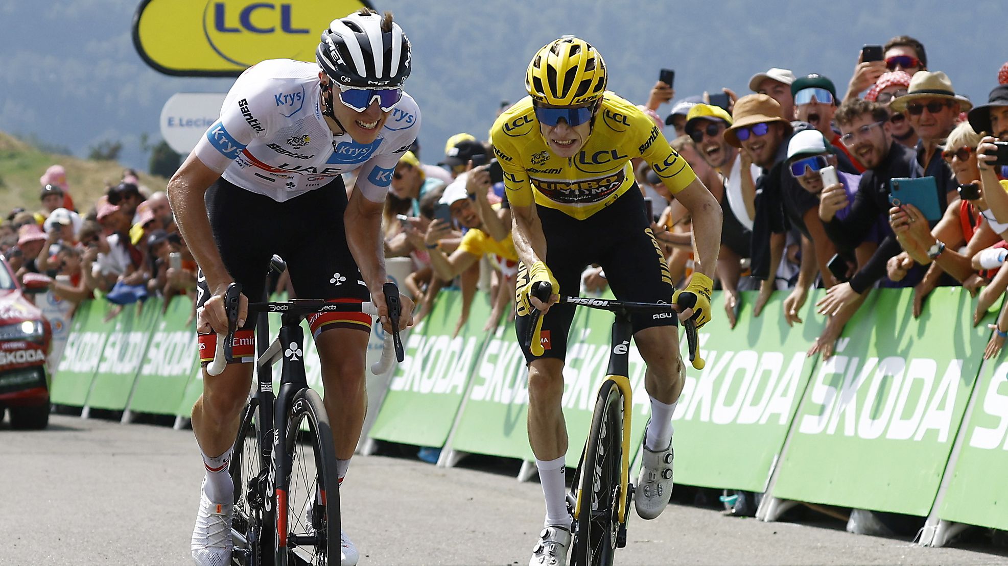 El ciclista Tadej Pogacar  del UAE Team Emirates con el maillot amarillo El ciclista danés Jonas Vingegaard de Jumbo Visma en la 18.ª etapa del Tour de Francia