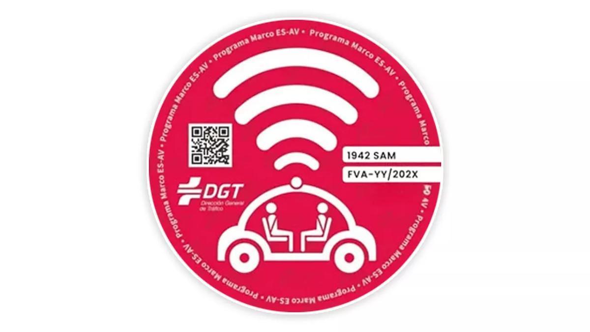 La etiqueta para los coches autónomos de la DGT.