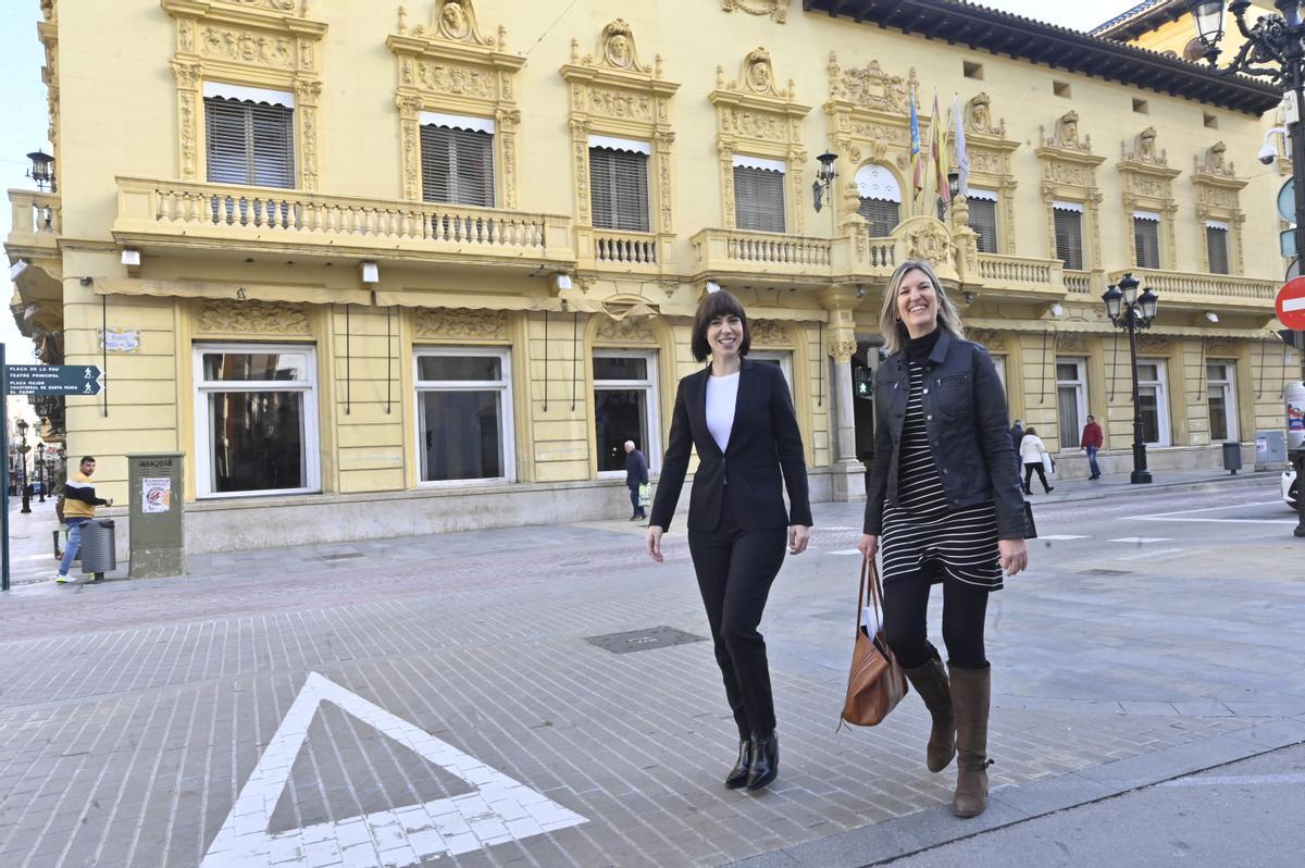 La ministra Morant camina por el cento de Castelló junto a la periodista de ‘Mediterráneo’ que ha realizado la entrevista.