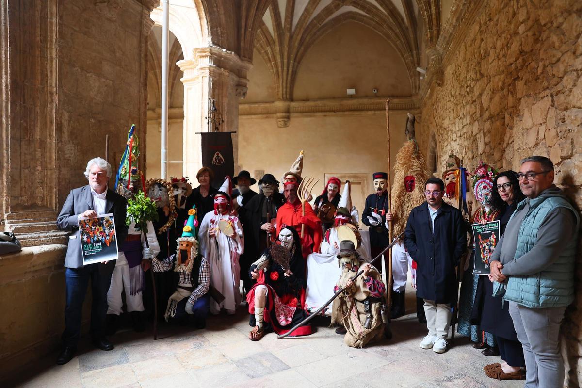 Los Mazcaritos de Oviedo, en la presentación del festival internacional en el Museo Arqueológico. A la derecha, la consejera de Cultura, Vanessa Gutiérrez y a la  izquierda, el responsable del festival internacional, Hélder Ferreira
