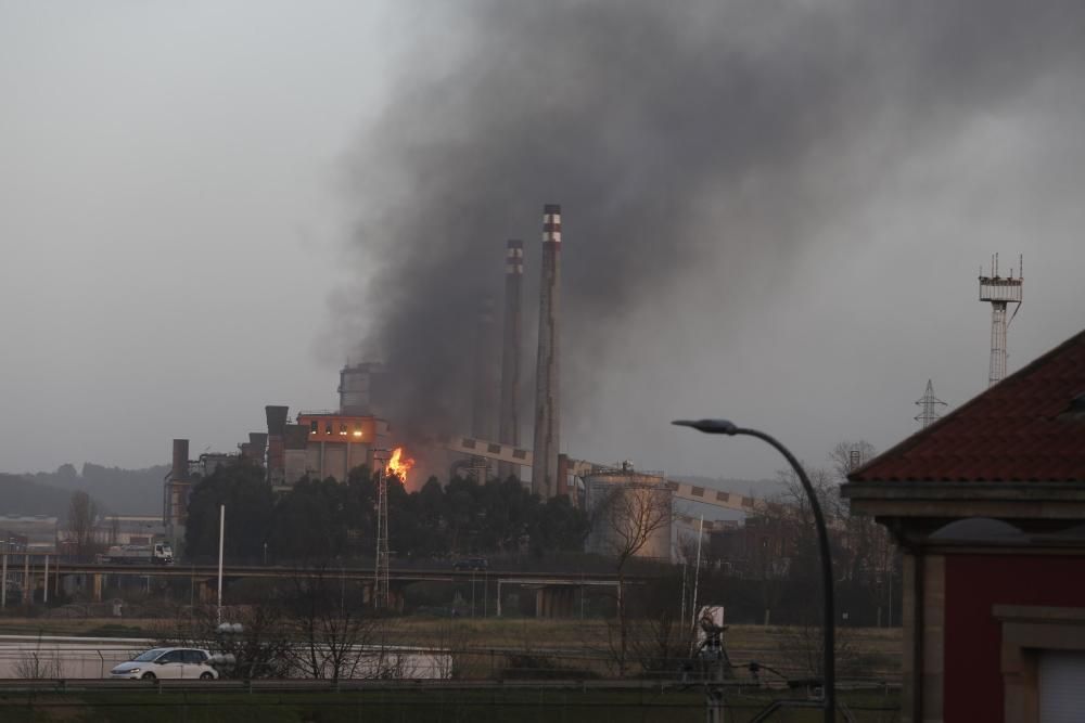 Alarma en Avilés por una gran nube negra en las baterías de Arcelor