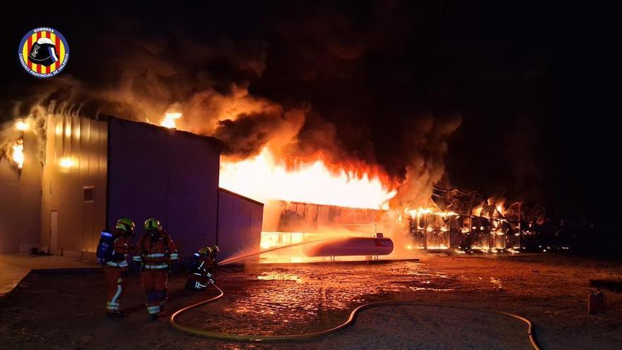 Incendio total en una granja de pollos de Sinarcas