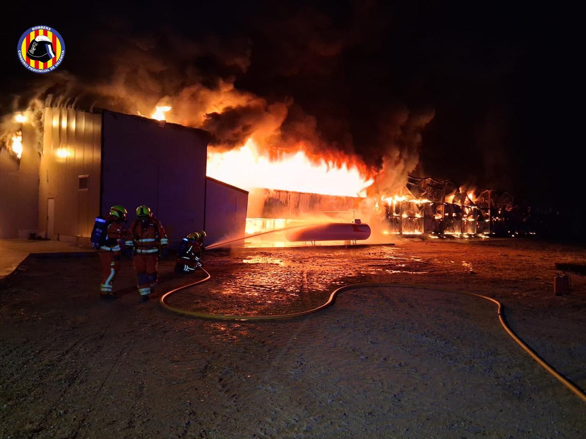 La granja de pollos ubicada en Sinarcas ardiendo en la madrugada de hoy.