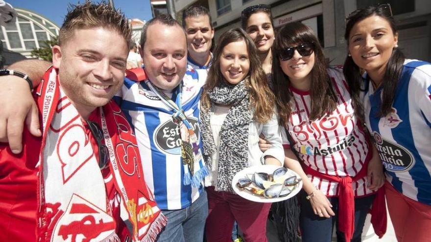 Aficionados del Sporting y el Deportivo posan juntos en las calles del centro de La Coruña con motivo de la última visita de los rojiblancos, en septiembre del año pasado.