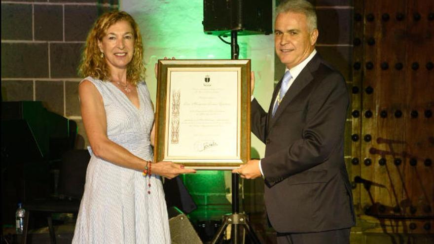 Margarita Ramos recibe la distinción del alcalde Gonzalo Rosario.