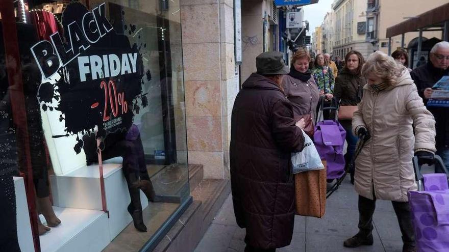 Un comercio celebra el Black Friday, en su edición de 2016.