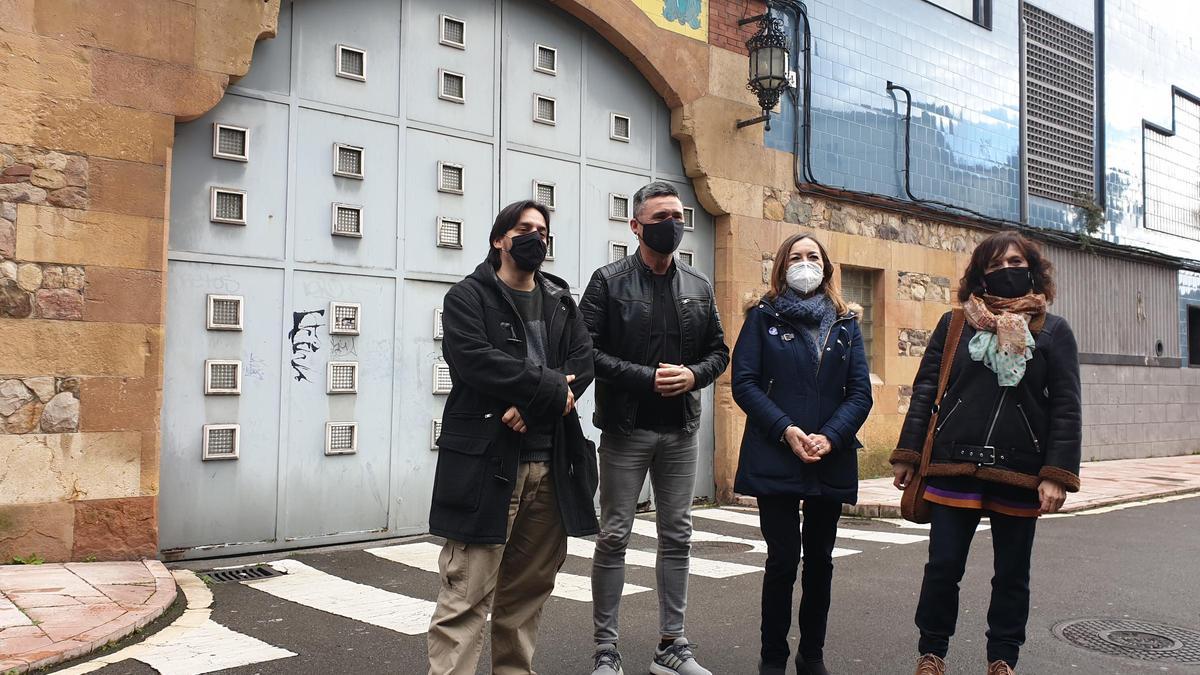 Por la izquierda, Ignacio Fernández del Páramo, Rafael Palacios, Ángela Vallina y Flor Tejo esta mañana junto a la Fábrica de Gas.