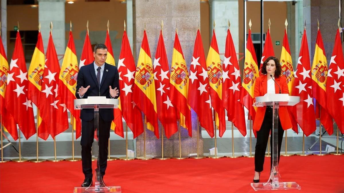 Sánchez y Ayuso, durante la rueda de prensa