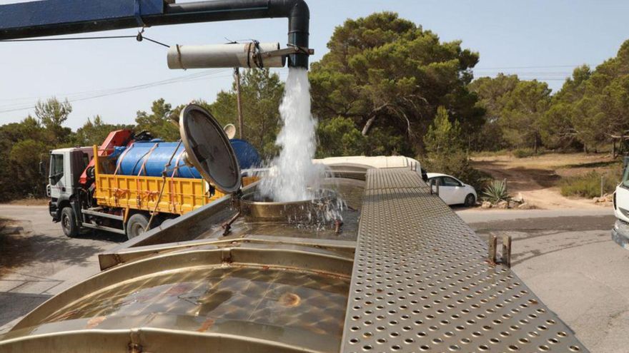 Pérdidas de agua sin control durante la carga de los camiones cuba en Formentera