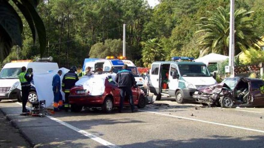 Efectivos de emergencias, durante el rescate del cuerpo de la conductora fallecida en Ponteareas tras un choque frontal. / g.p.