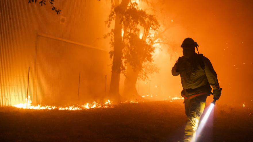 Uno de los bomberos que combaten los incendios en California