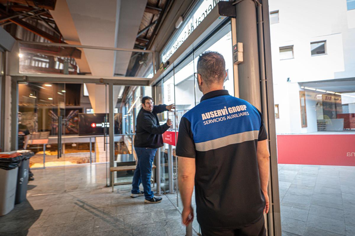 Barcelona, 17/10/2025 Barcelona. Imágenes del mercado de Santa Caterina, sobre todo de los accesos. Hay nueve puertas de entrada. Los comerciantes denuncian la degradación del servicio de vigilancia. Teóricamente no hay personal de seguridad, durante el día deben gestionarlo ellos mismos: abrir, activar las alarmas y vigilar si entra alguien "sospechoso". En las imágenes, comerciantes actúan de vigilantes con sus walkie talkies. Palabras clave: mercado de Santa Caterina, vigilancia, seguridad, comerciantes, accesos, Barcelona, denuncias, degradación, alarmas, robos, inseguridad, Ciutat Vella. AUTOR: MANU MITRU