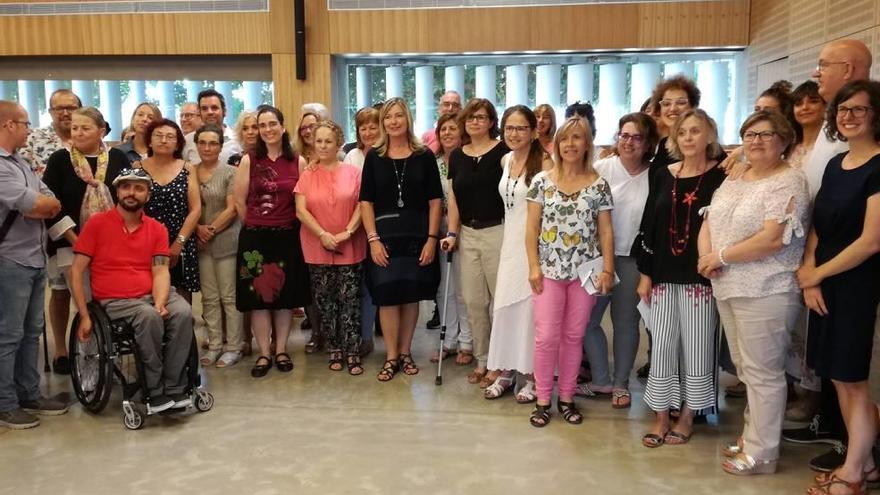 Foto de familia de la consellera Gómez, en el centro, con representantes de las asociaciones de pacientes.