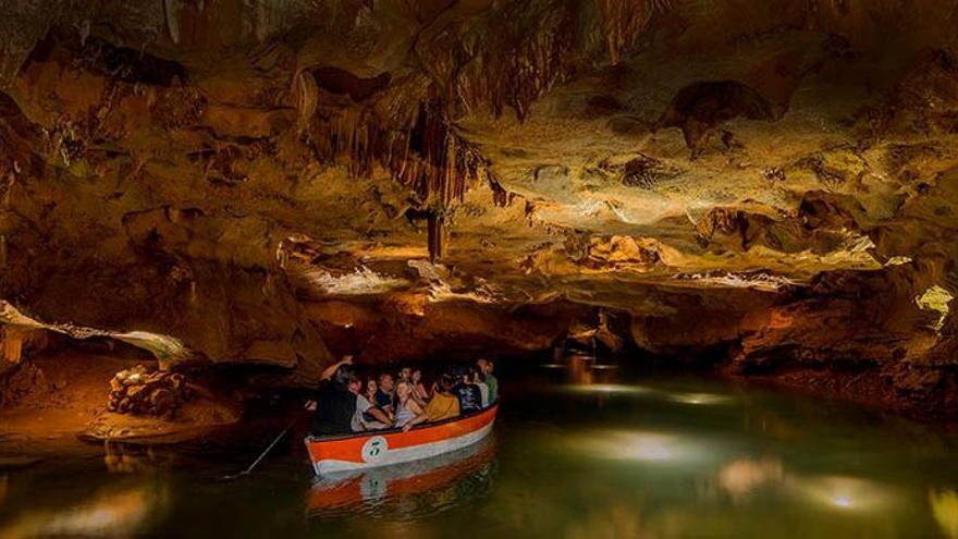 Imagen de una visita en barca a este espectacular río subterráneo de la Vall