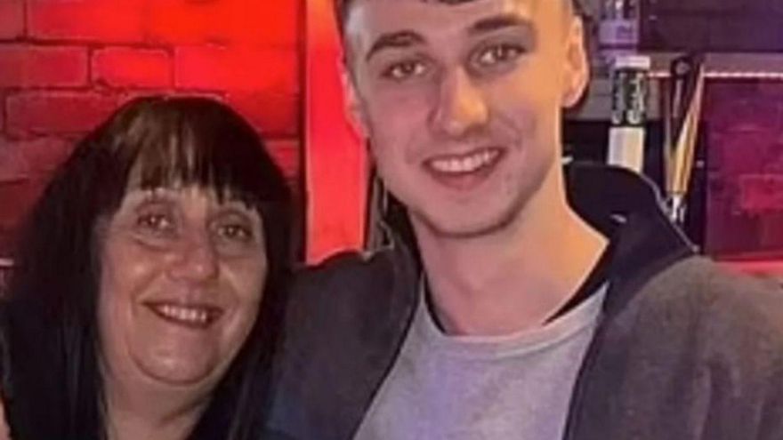 Jay Slater con su madre, Debbie Duncan. | E.D.