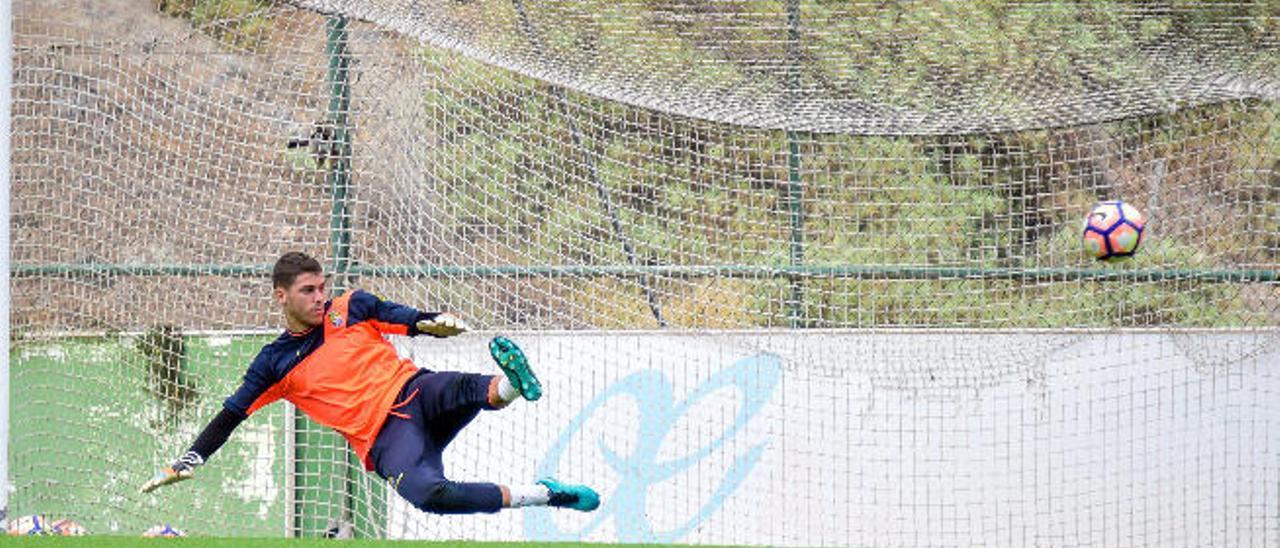 Raúl Lizoain en una estampa tomada durante el entrenamiento desarrollado en la mañana de ayer en las instalaciones de Barranco Seco.