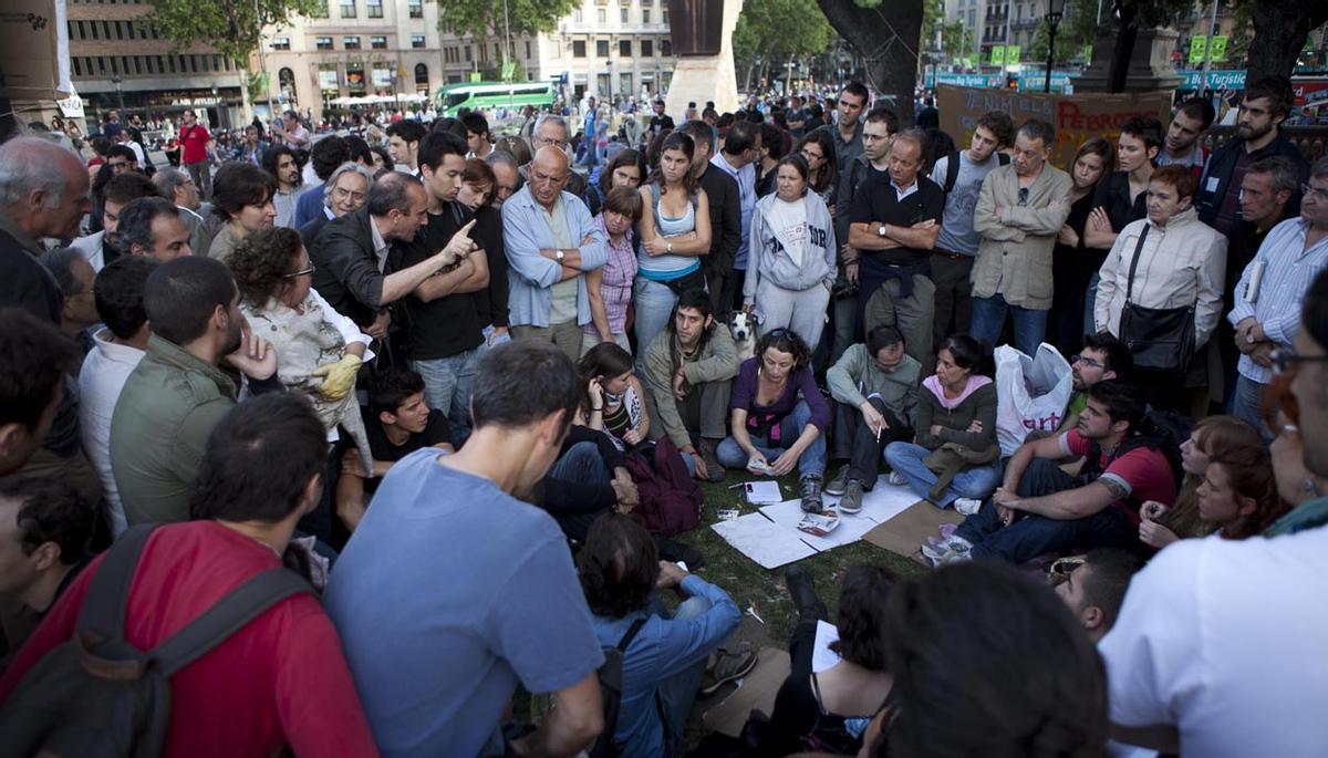 Uno de los foros de discusión ciudadana celebrados durante la acampada en la plaza de Catalunya de Barcelona con motivo del 15-M en el 2011 para protestar por la crisis política y económica. 