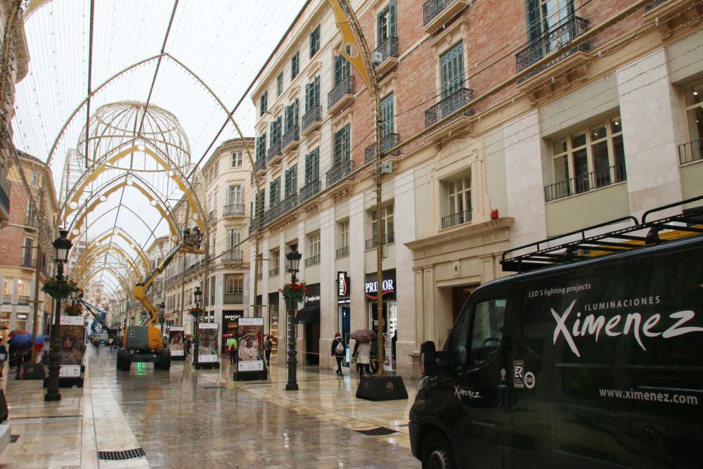 Instalación de las luces de Navidad en la calle Larios.