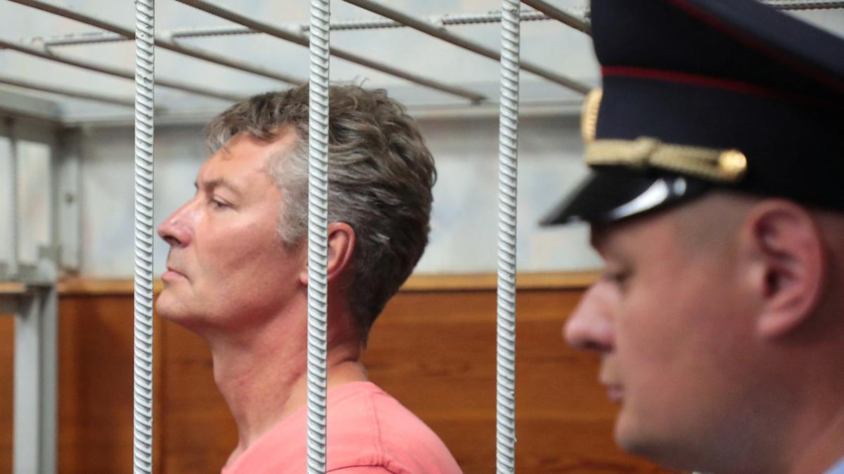 El opositor ruso y exalcalde de Yekaterimburgo, Yevgueni Roizman, comparece ante la justicia tras ser detenido el pasado miércoles.