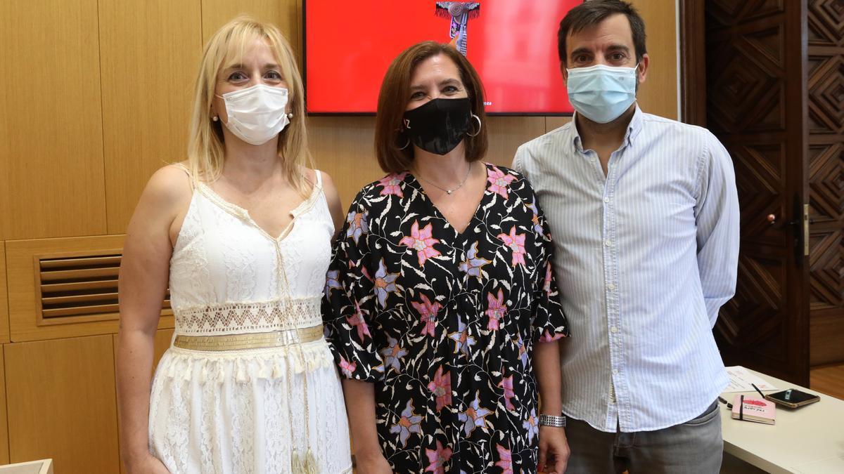 Olga Aquilué, Sara Fernández y David Lozano, ayer en la presentación de Zarajota en el ayuntamiento.