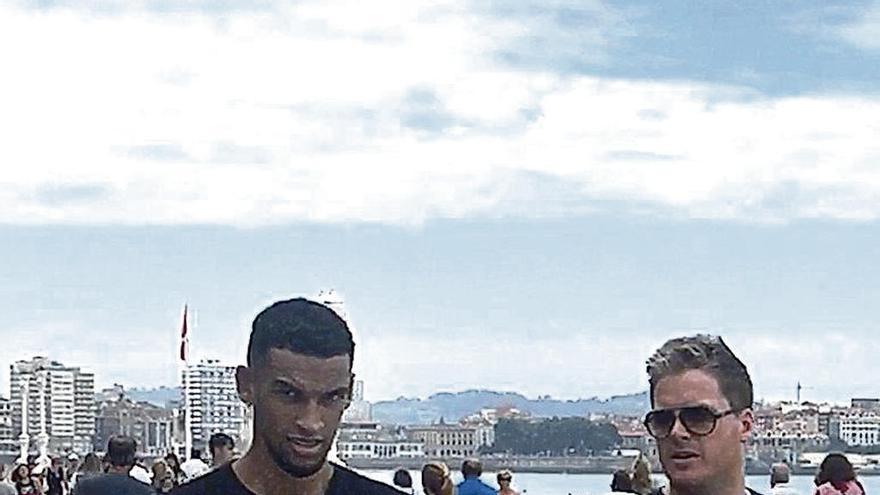 Nick Blackman (izquierda), ayer, en el muro de San Lorenzo de Gijón.