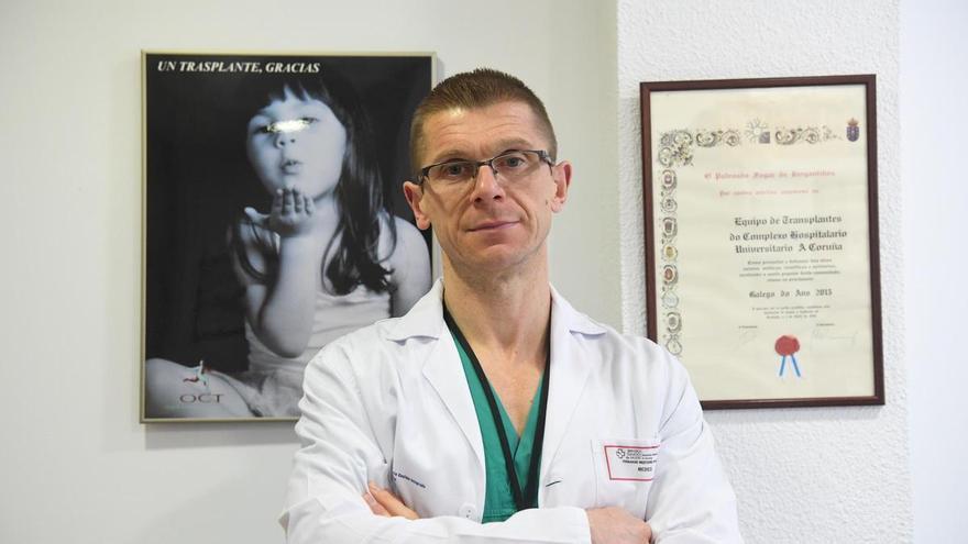 Fernando Mosteiro, coordinador de Trasplantes del Hospital de A Coruña: "Un donante local y varios trasplantes pueden movilizar a 150-200 personas"