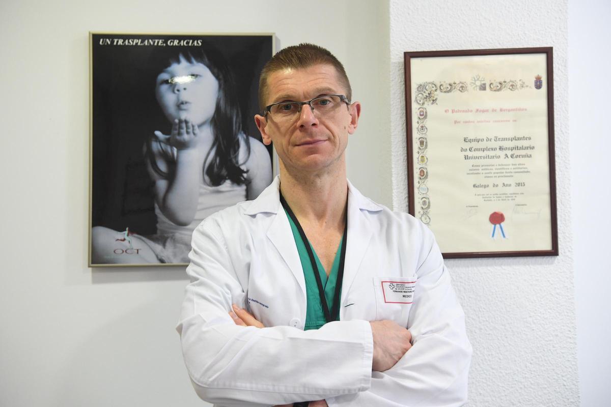 El doctor Fernando Mosteiro, coordinador de Trasplantes del Chuac, en el Hospital Universitario de A Coruña.