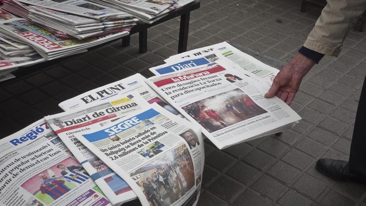 Prensa comarcal en un quiosco de Barcelona.