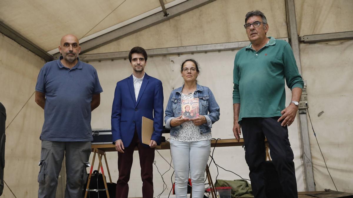 El pregonero Jonathan Mallada saluda a Juan Carlos Poo, María José Rodríguez y José Antonio Testera.