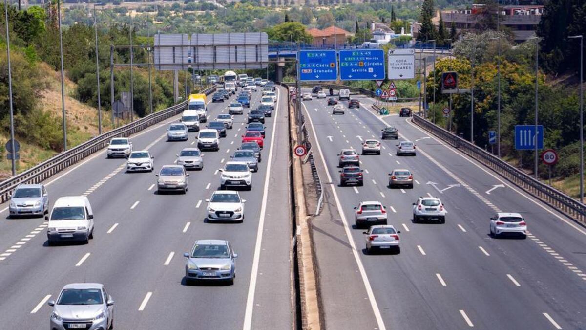 La multa por circular por el carril izquierdo asciende a 200 euros.