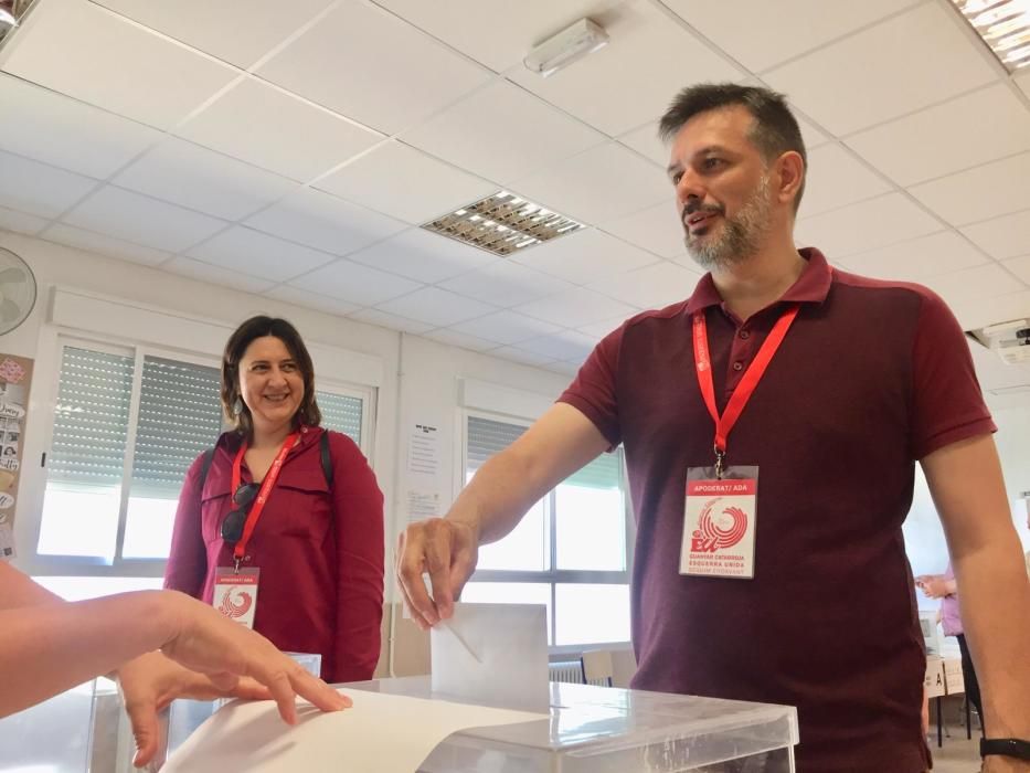 Dani Portillo (Guanyar Catarroja-EU) vota junto a Rosa Pérez.