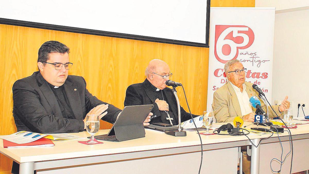 El delegado episcopal, Sergio Mendoza; el Obispo Casimiro López Llorente; y el director, Juan Manuel Aragonés.