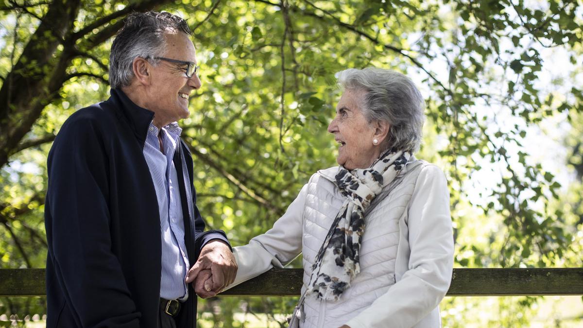 ANGEL MATO CON SU MADRE EN PARQUE DE MOREDA EN GIJON