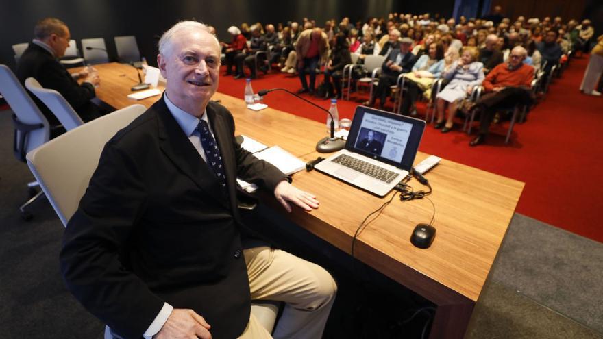 Enrique Moradiellos, en el Club Prensa Asturiana, ayer, minutos antes del inicio de la conferencia. | Luisma Murias