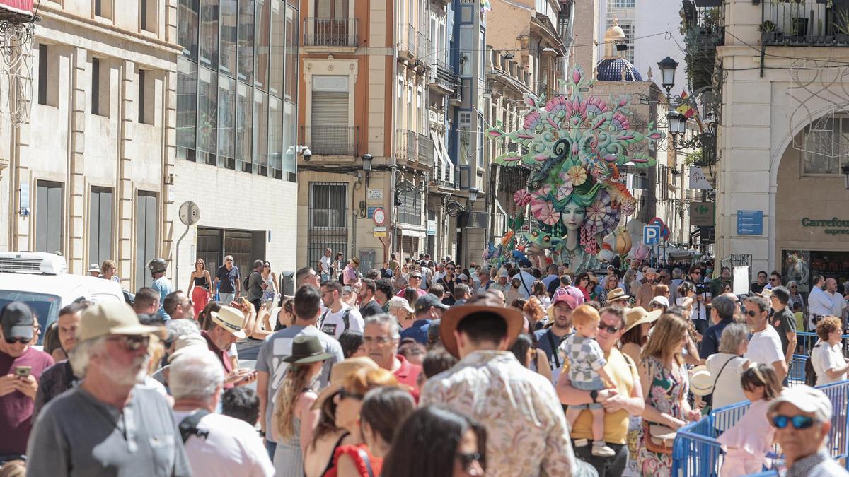 La plaza del Ayuntamiento, llena durante los días grandes de Hogueras.