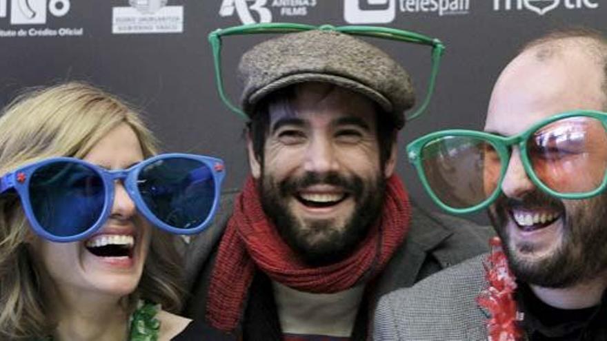 El director Borja Cobeaga junto a los actores Alexandra Jiménez y Unax Ugalde, durante la presentación de &quot;No controles&quot;.