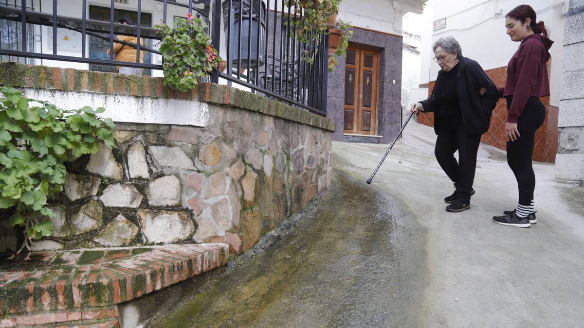 Los vecinos de El Higueral siguen preocupados por el agua