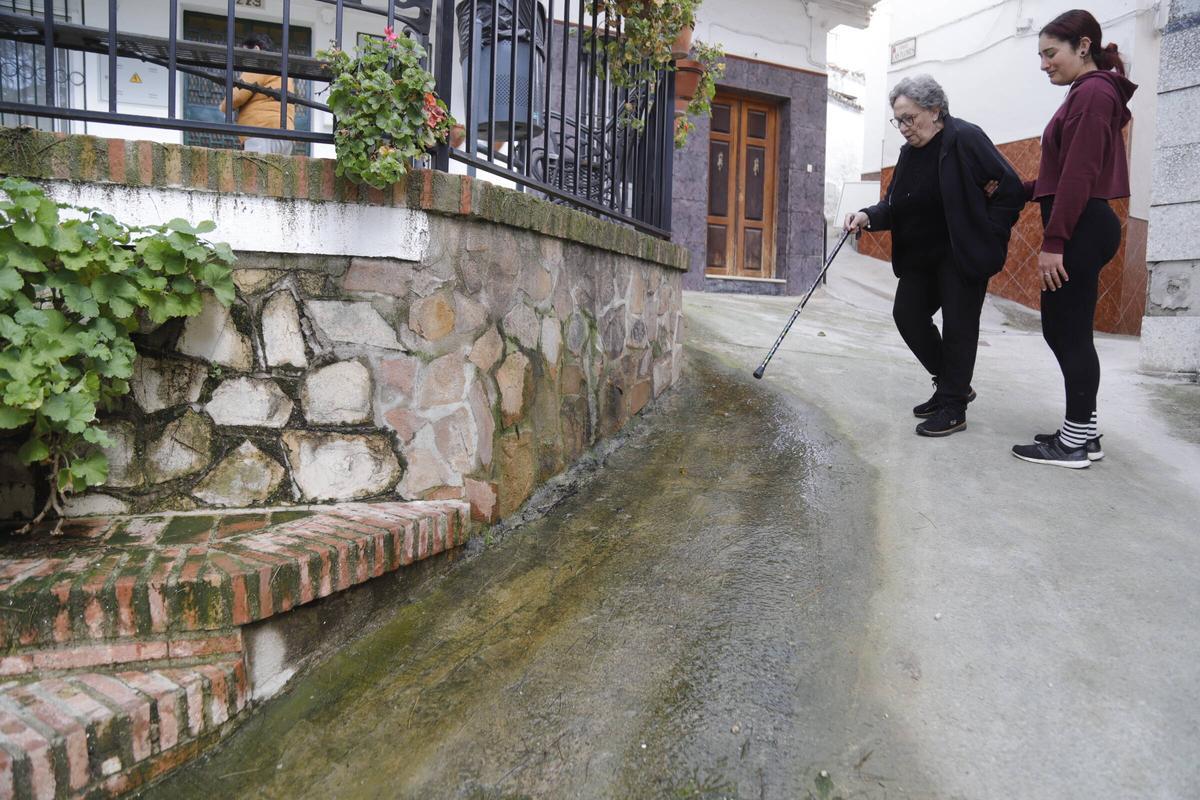 Los vecinos de El Higueral siguen preocupados por el agua