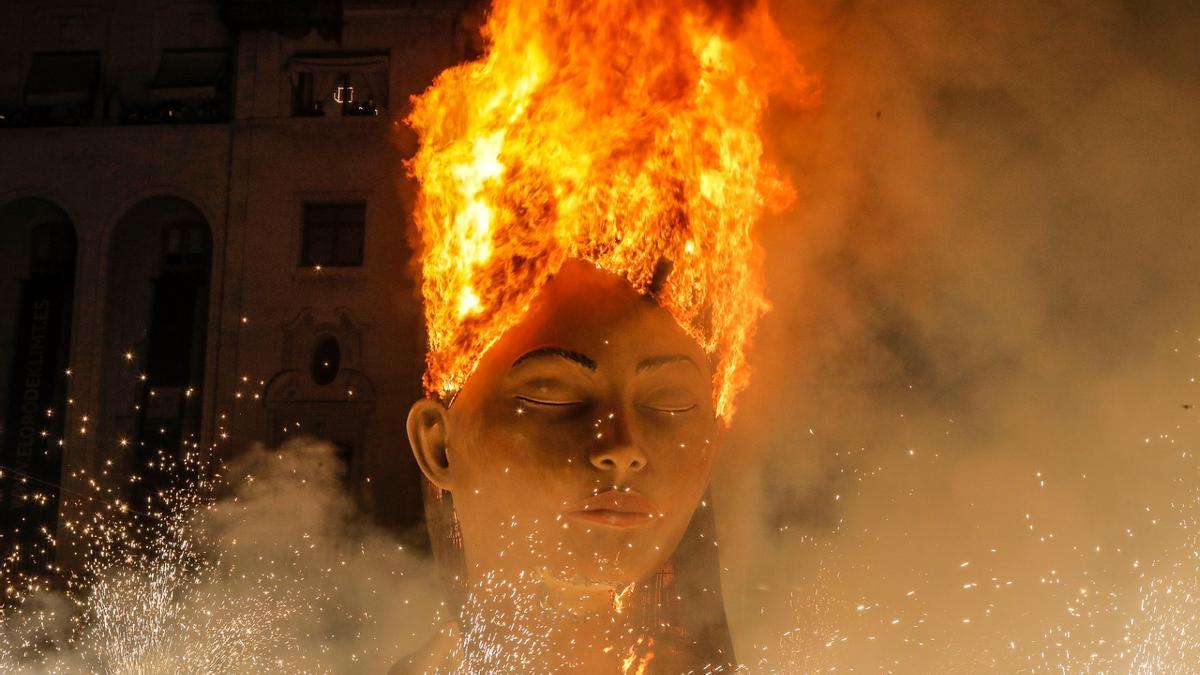 Así ha ardido la Meditadora, símbolo de la falla municipal