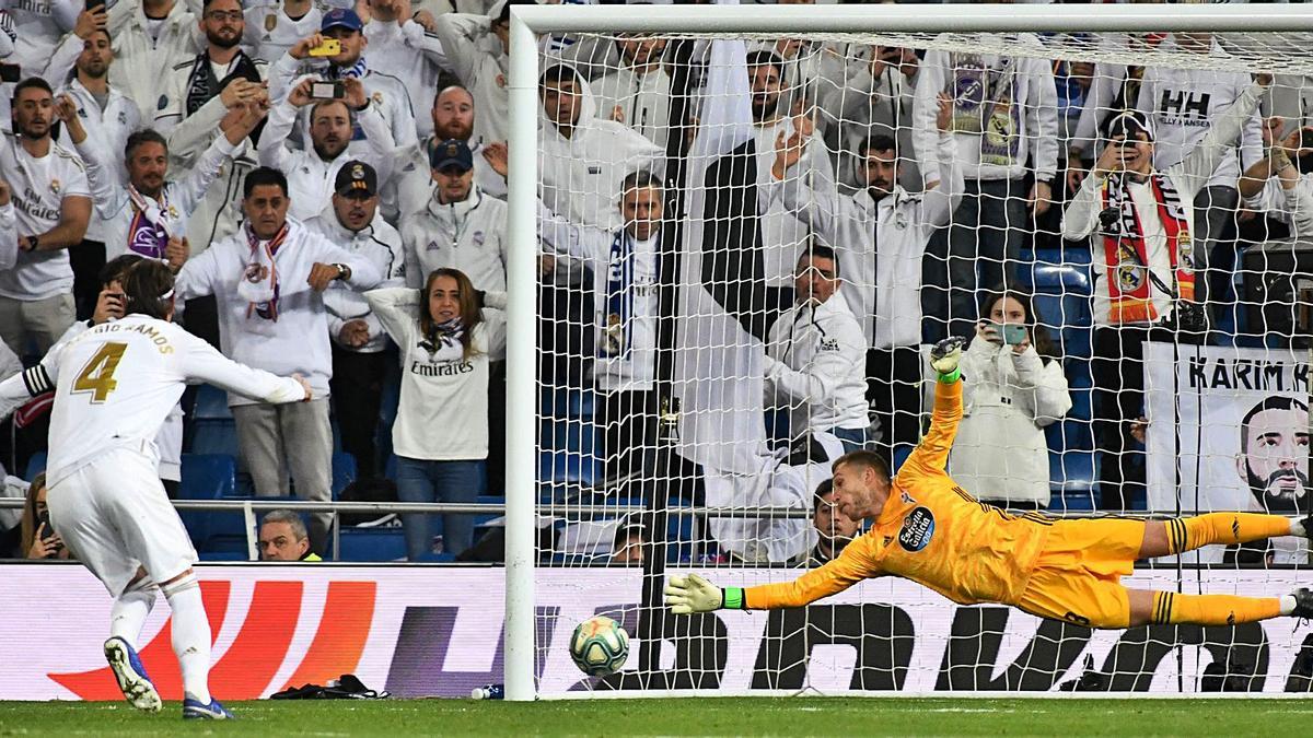 Rubén Blanco se lanza a su lado derecho para intentar detener un penalti a Sergio Ramos en la última visita del Celta al Bernabéu. |  // LOF