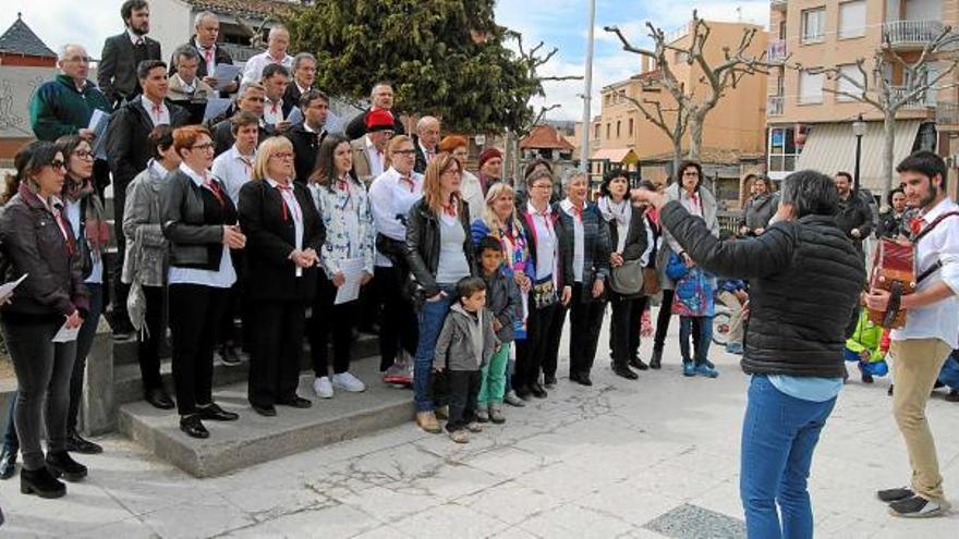 Anna Camps dirigeix l&#039;Orfeó Nova Solsona a la plaça del Camp, un dels indrets on van actuar ahir al matí