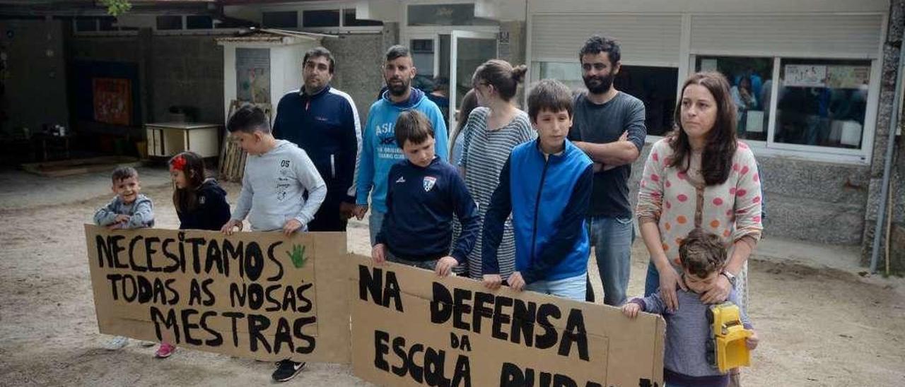 La concentración que celebraron ayer padres y alumnos y que inicia las movilizaciones de la comunidad escolar de Verducido. // Rafa Vázquez